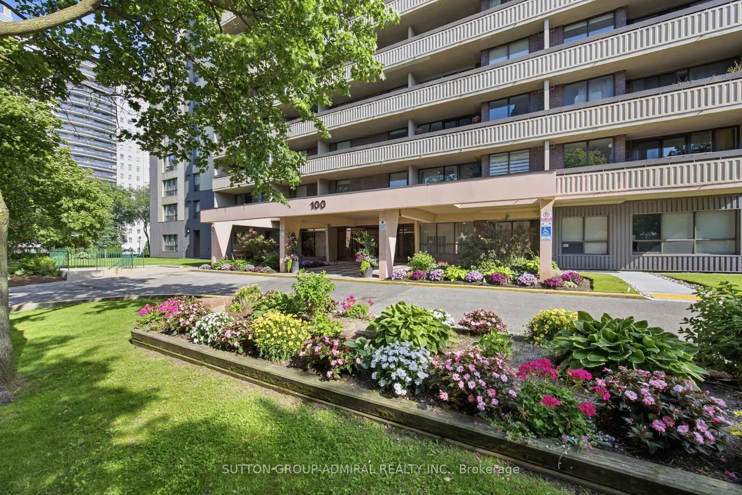 100 Canyon Avenue 404 photo 2