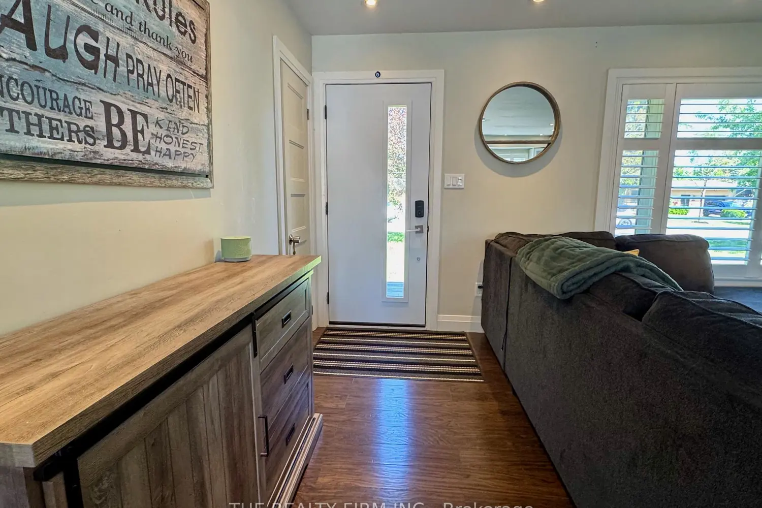 571 Everglade Crescent photo 3