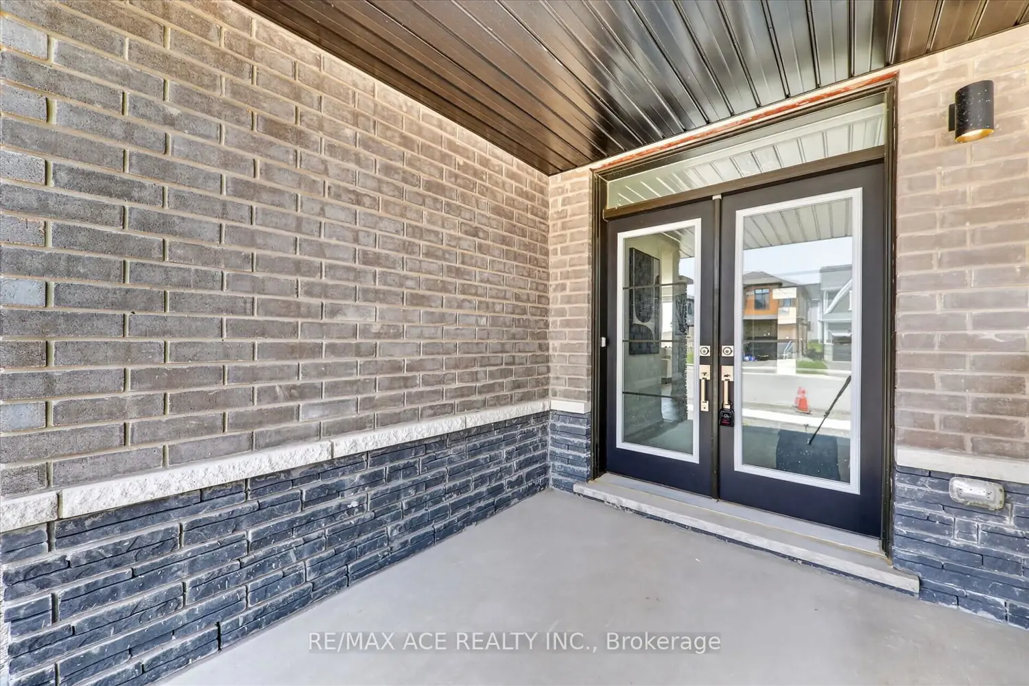 11 Stanley Avenue photo 3