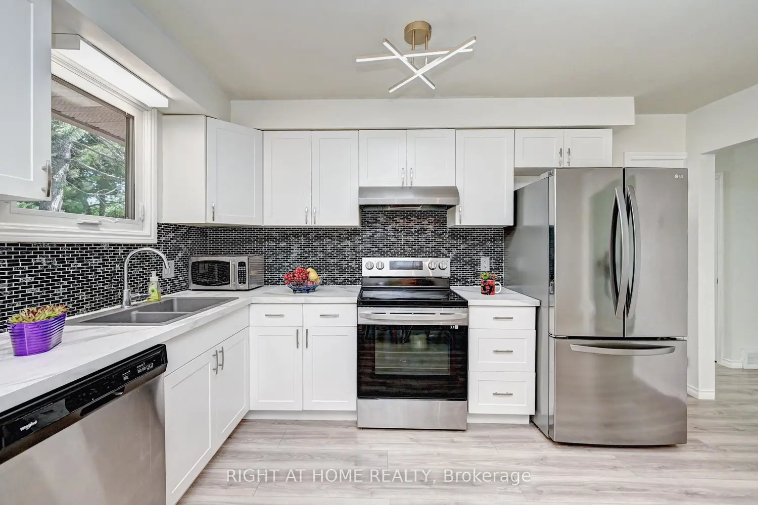 92 Pinemeadow Crescent photo 3