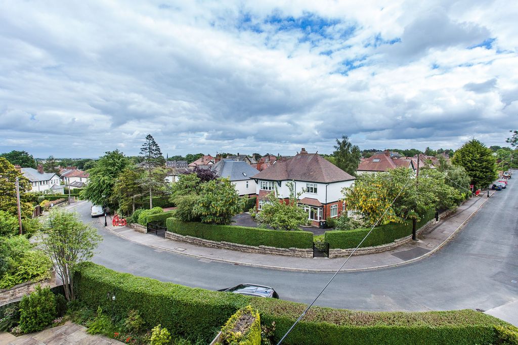 2 bed flat for saleHarlow Oval, Harrogate HG2 photo 3