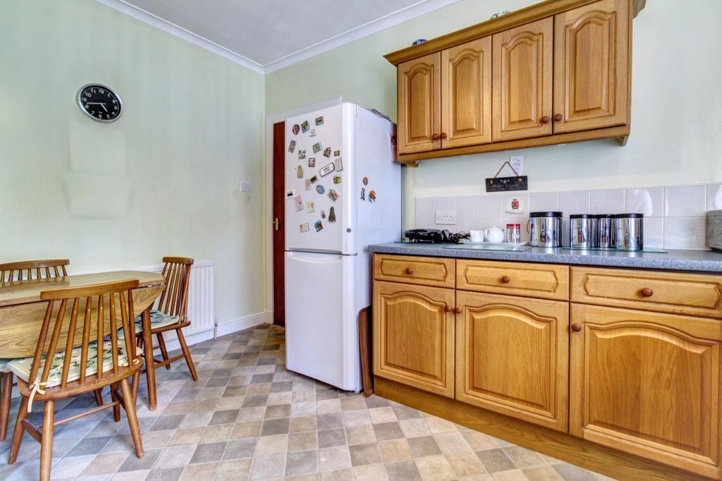 3 bed flat for salePark Avenue, Dumbarton G82 photo 5