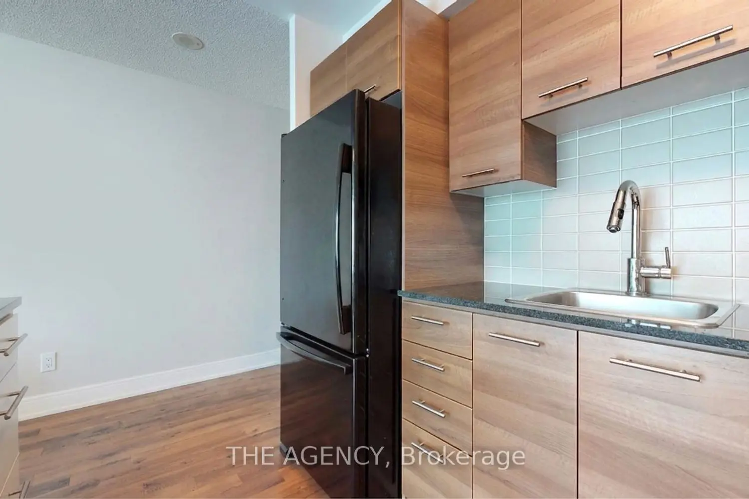 135 Village Green Square 1015 photo 5