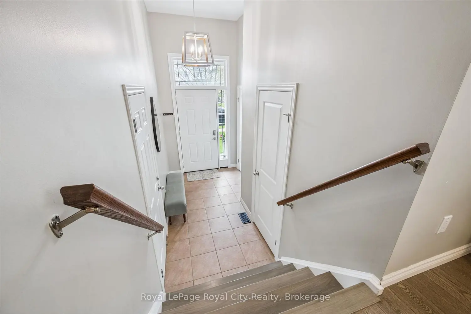 144 Kemp Crescent photo 3