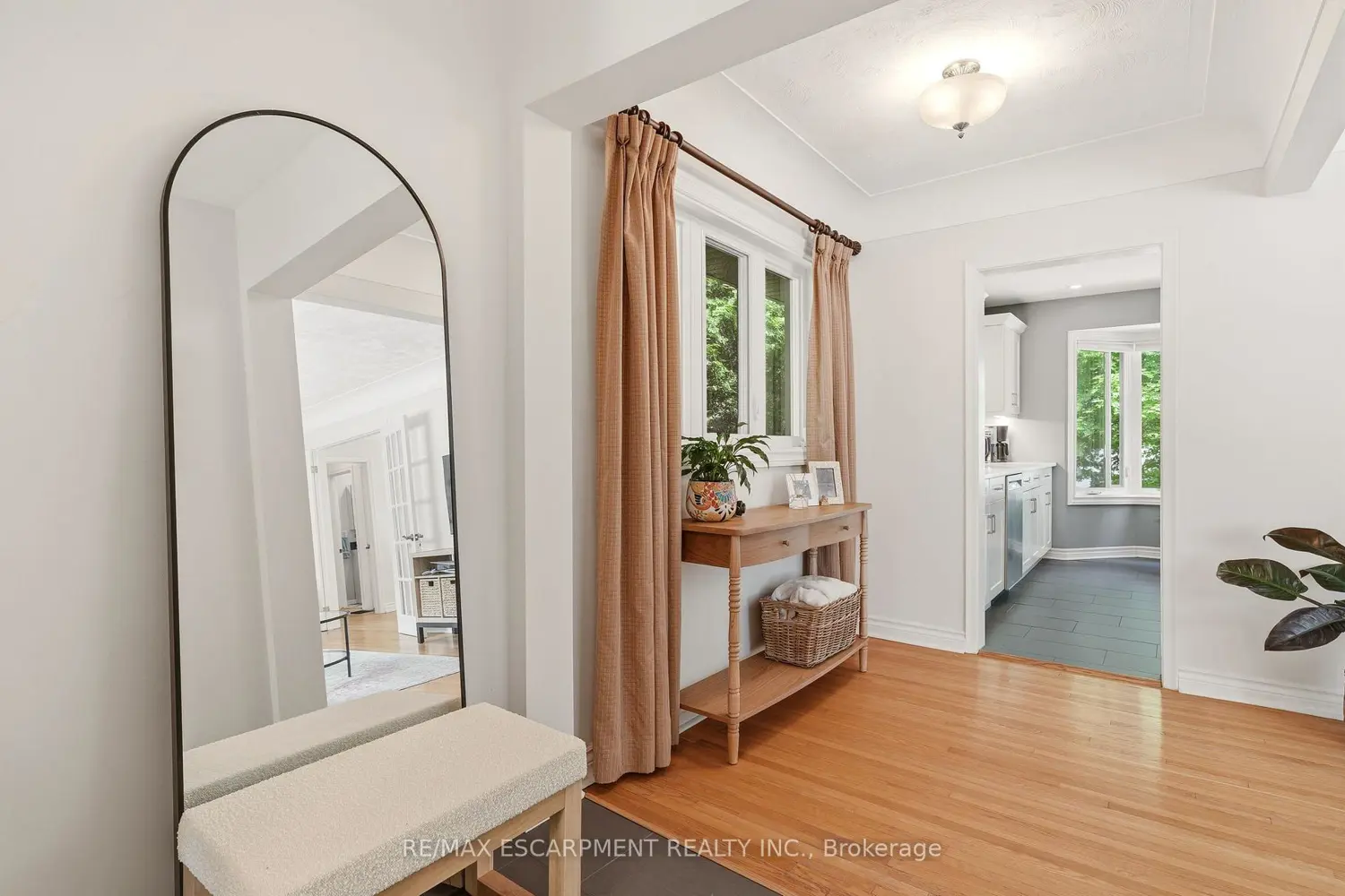 851 Mewburn Road photo 3