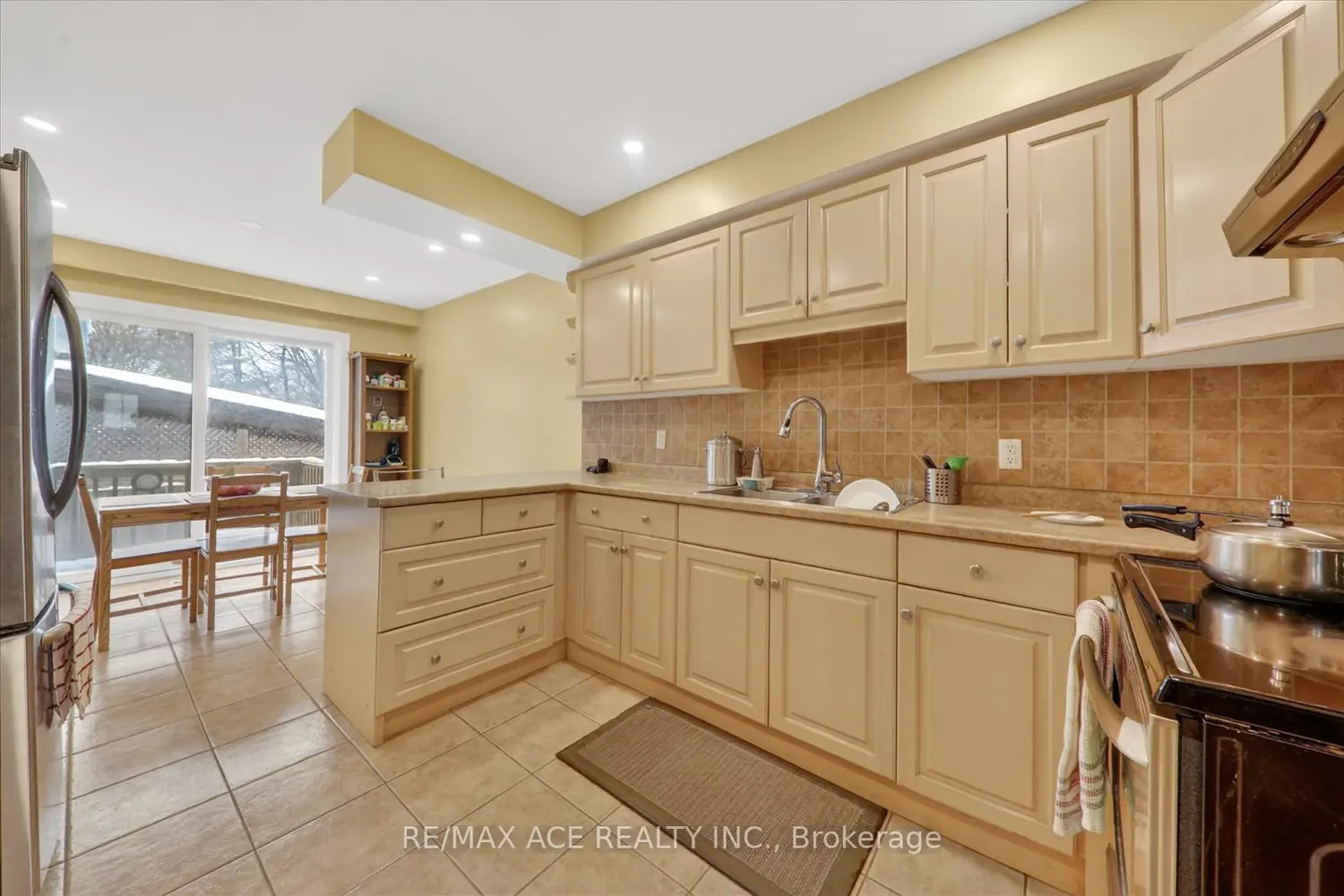 1719 Valentine Gardens photo 4