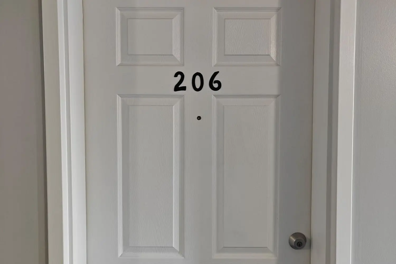 1800 Walkers Line 206 photo 2