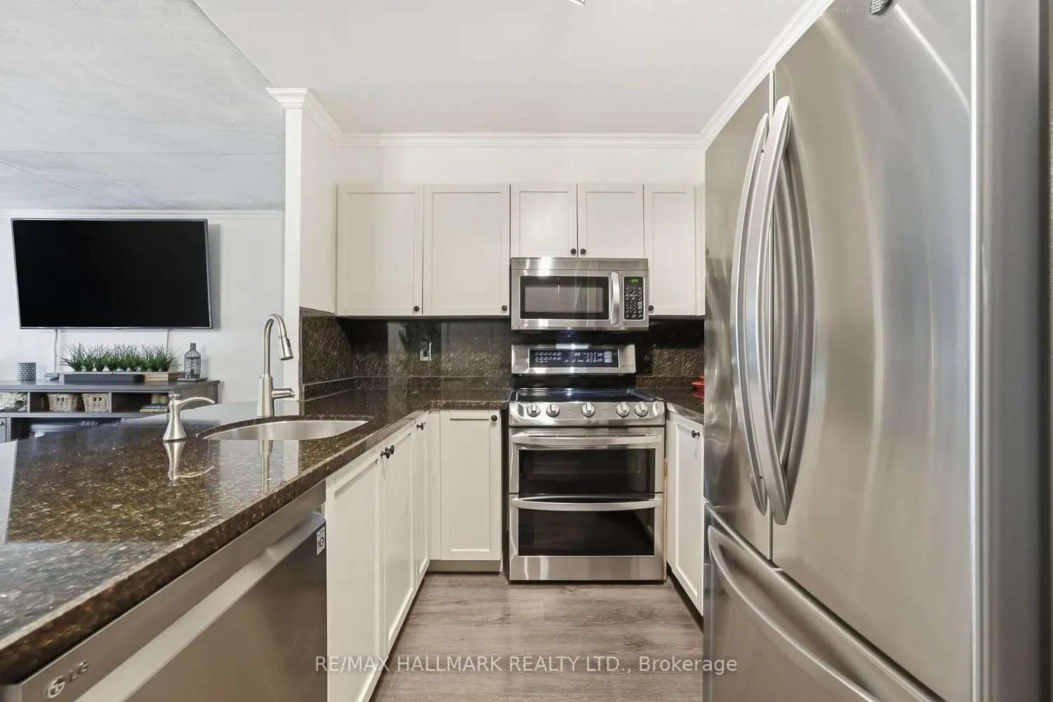 600 Queens Quay 705 photo 3