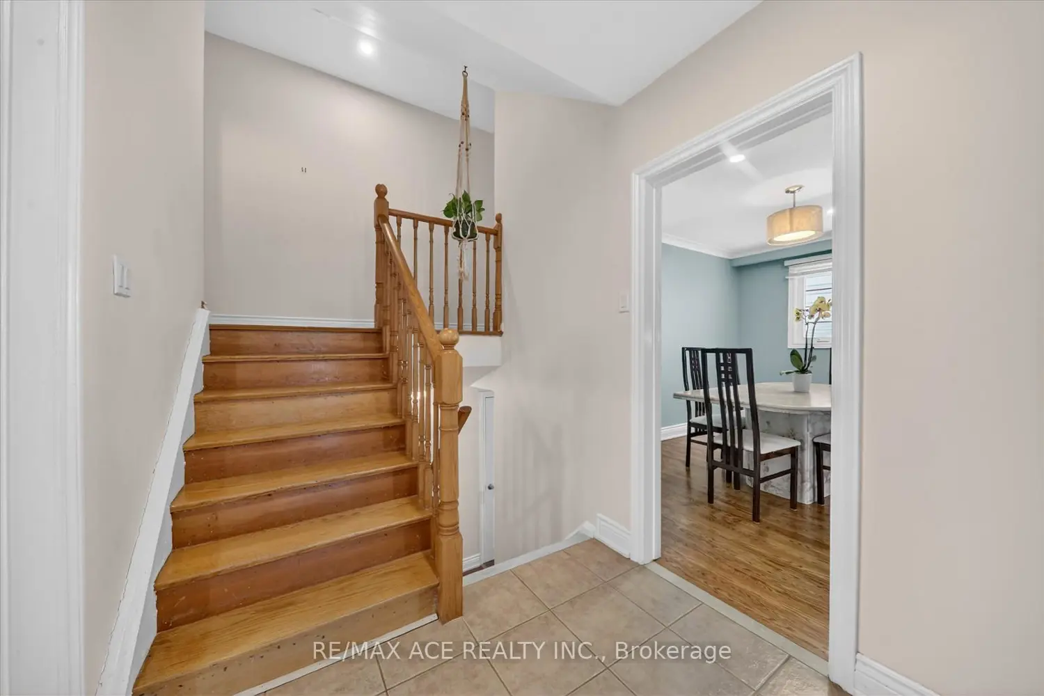 1719 Valentine Gardens photo 3