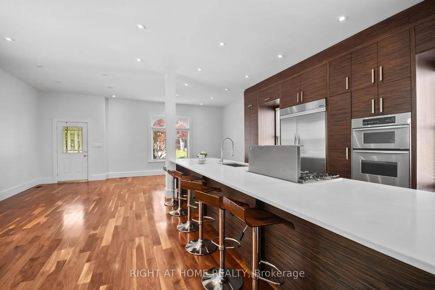 455 St James Street photo 5