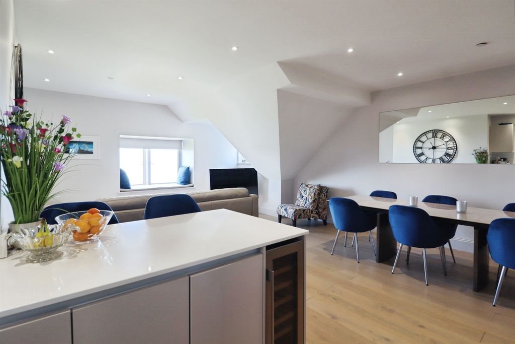 3 bed flat for saleRest Bay, Porthcawl CF36