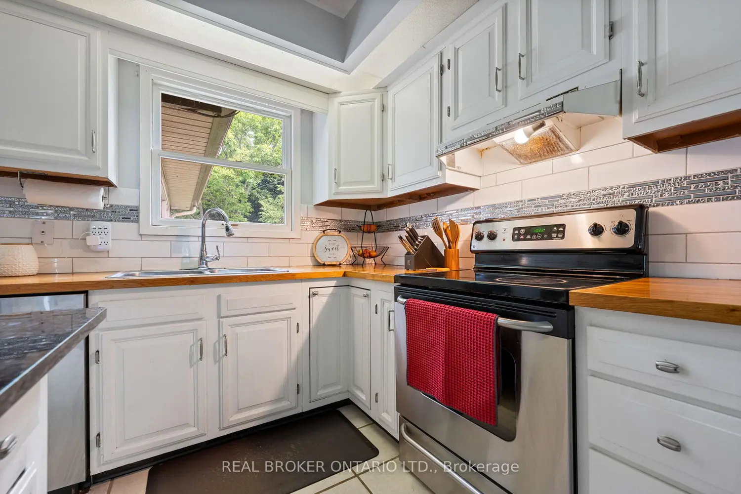 1015 Queen Street photo 5