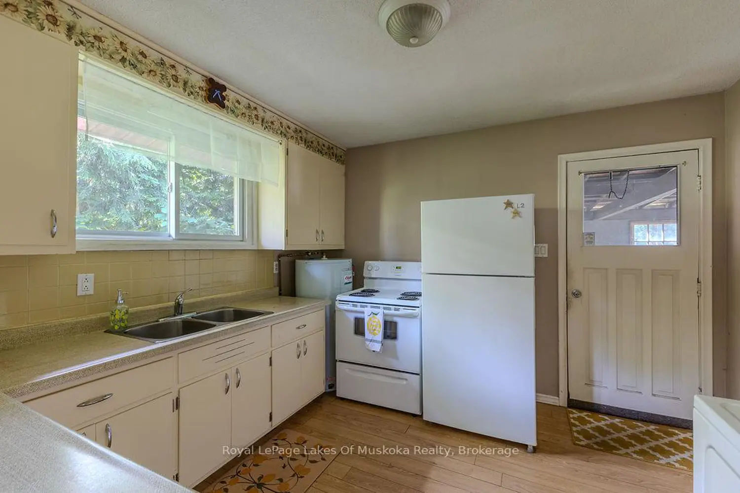 880 Sarah Street photo 4