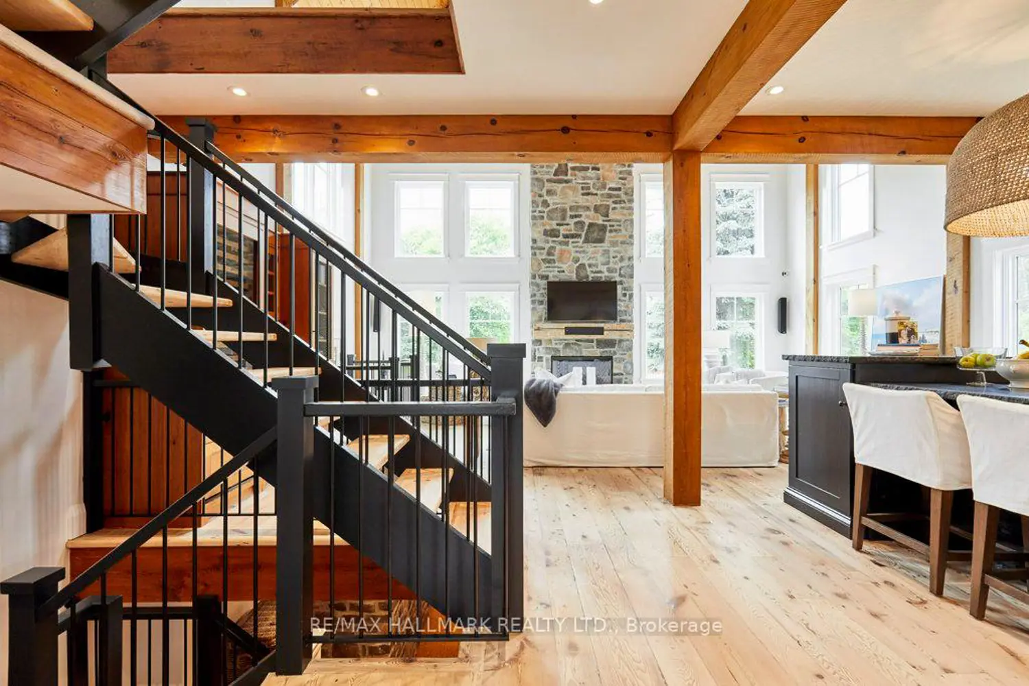 136 Snowbridge Way photo 2