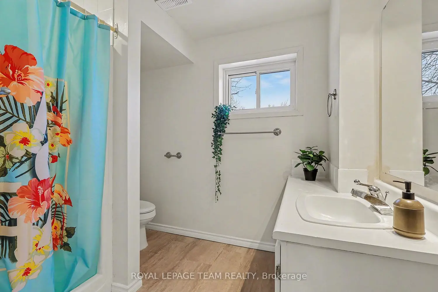 237 Queen West Street photo 5