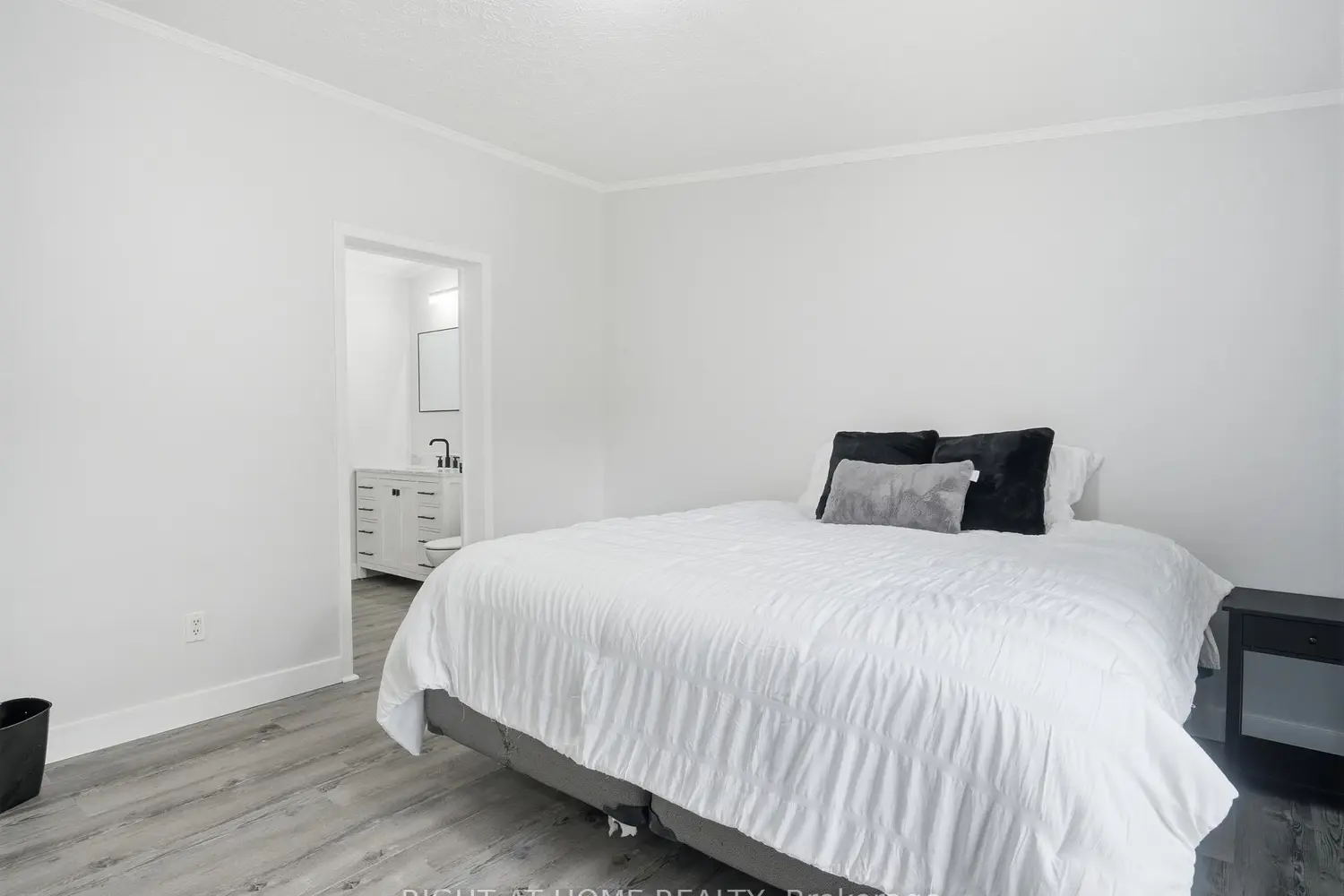 8168 Laidlaw Avenue photo 4