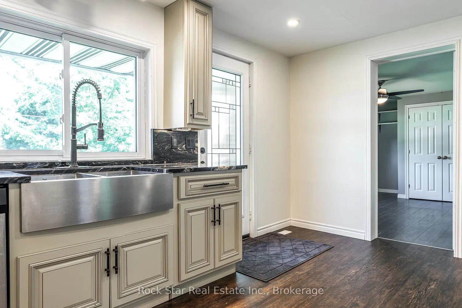 6989 Rutherford Street photo 3