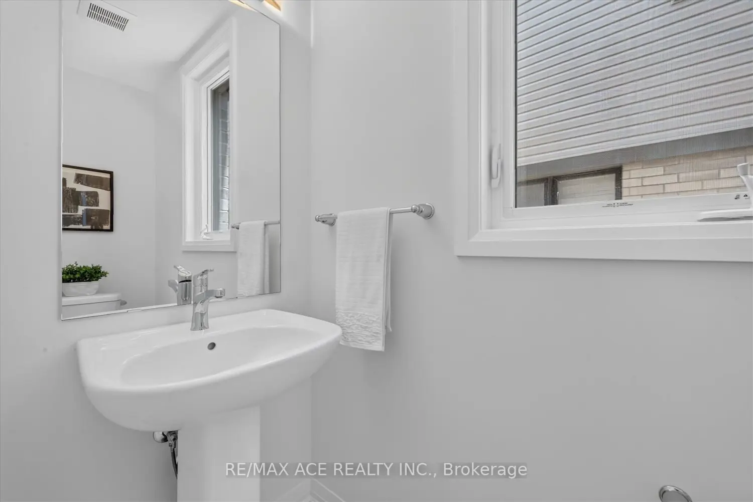 11 Stanley Avenue photo 5
