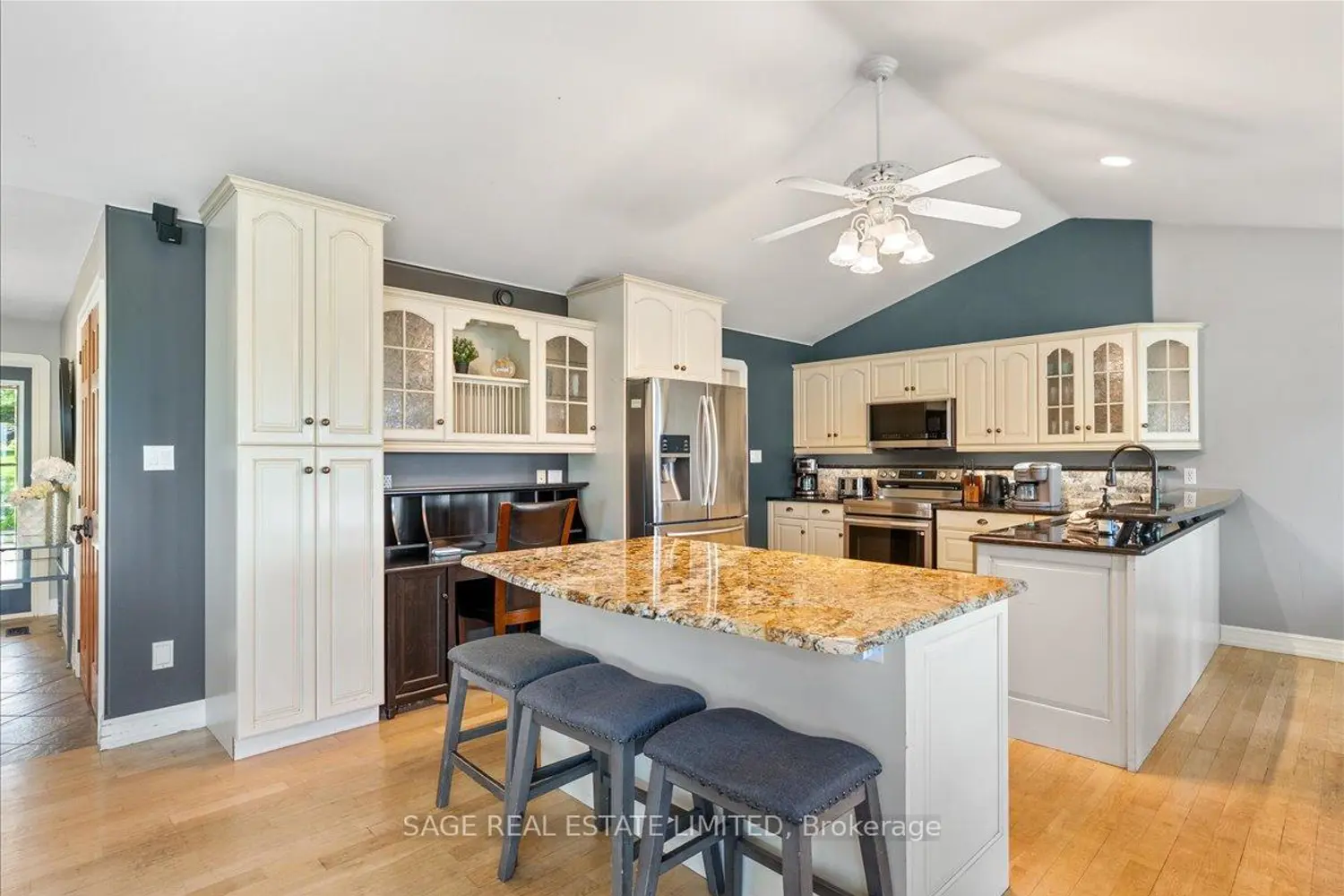1634 Morris Avenue photo 2