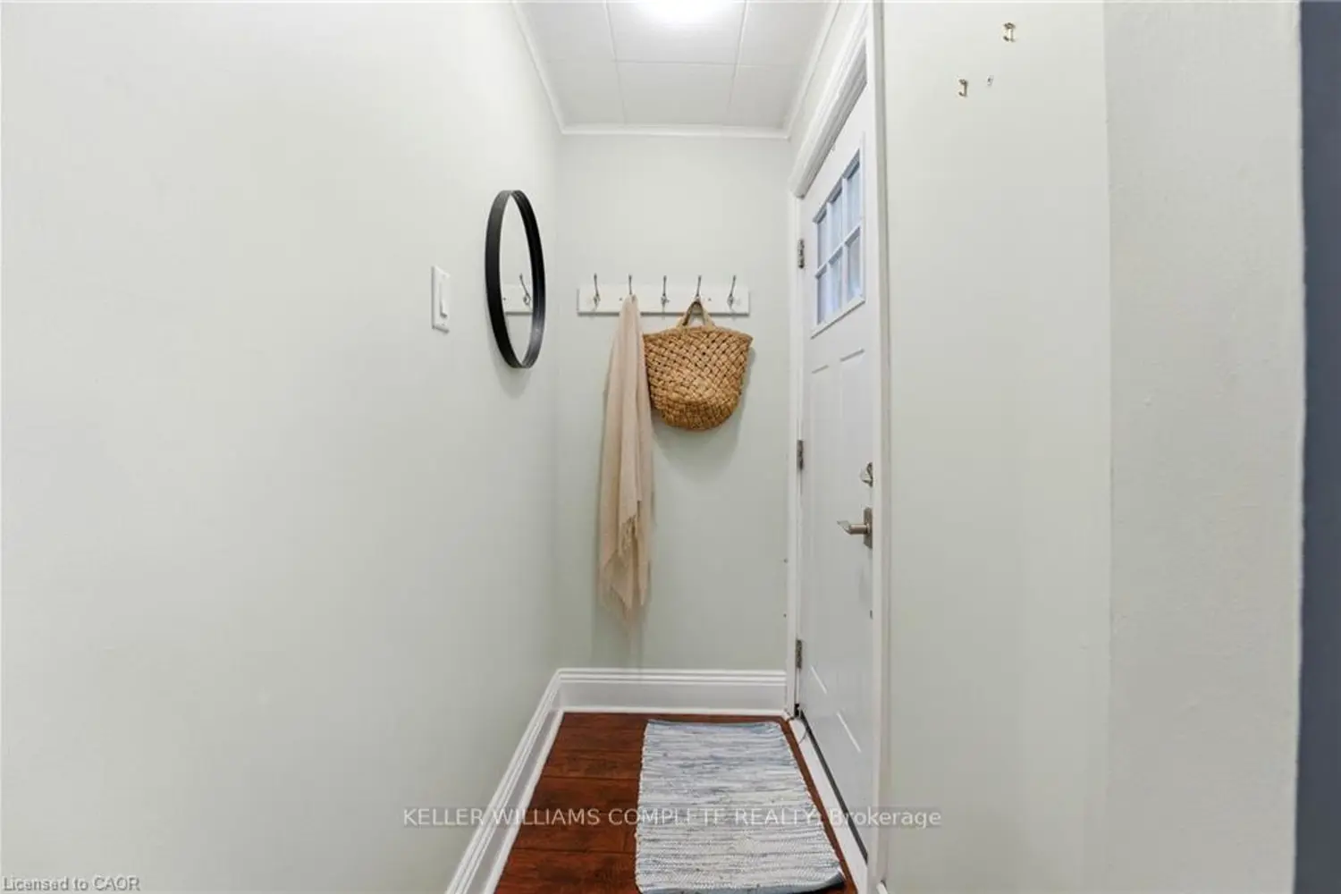 547 Cochrane Road photo 2