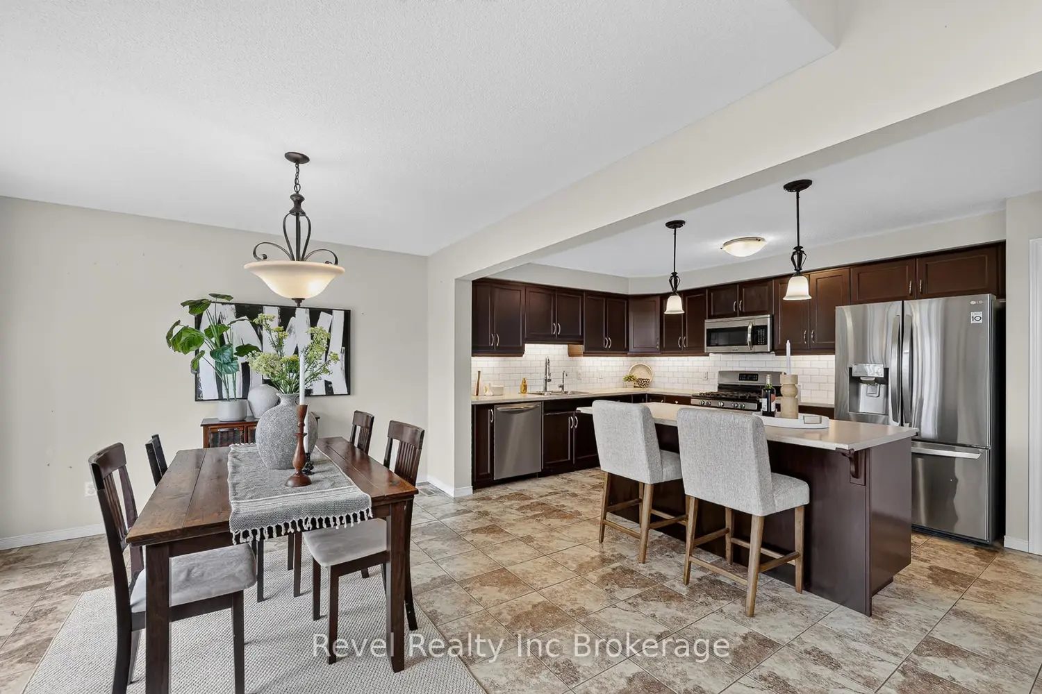 718 Frontenac Crescent photo 5