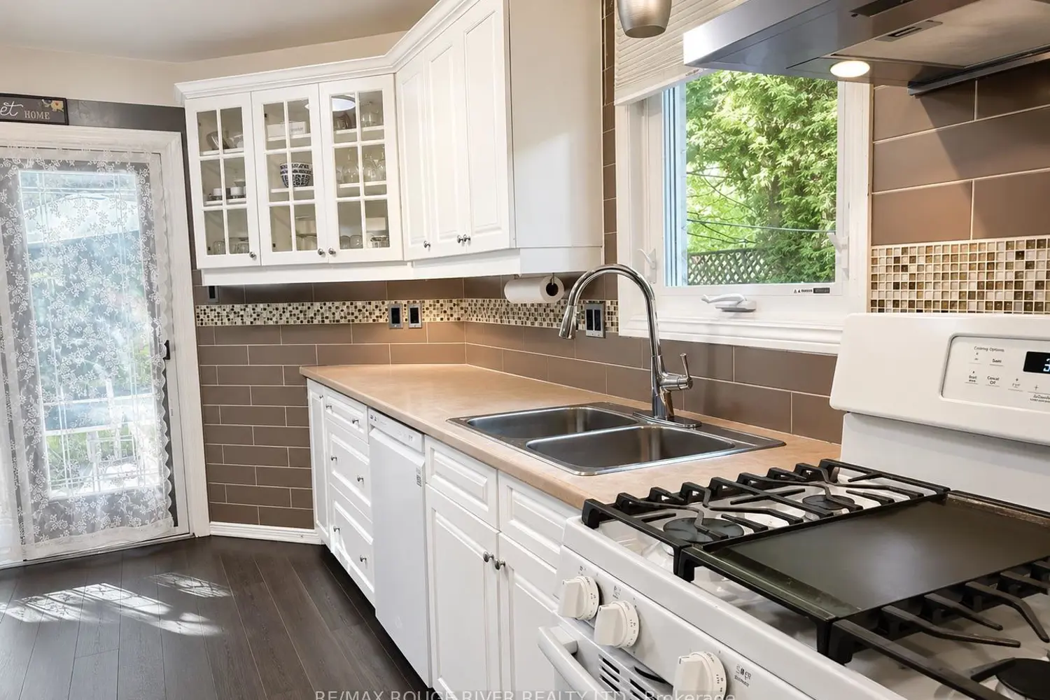 880 Castlegrove Avenue photo 4
