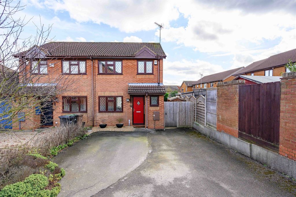 3 bed semi-detached house for saleDexter Close, Luton LU3