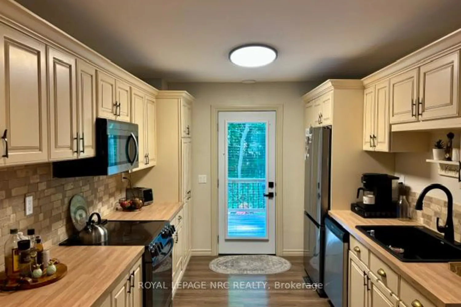 4882 Mapleview Crescent photo 5