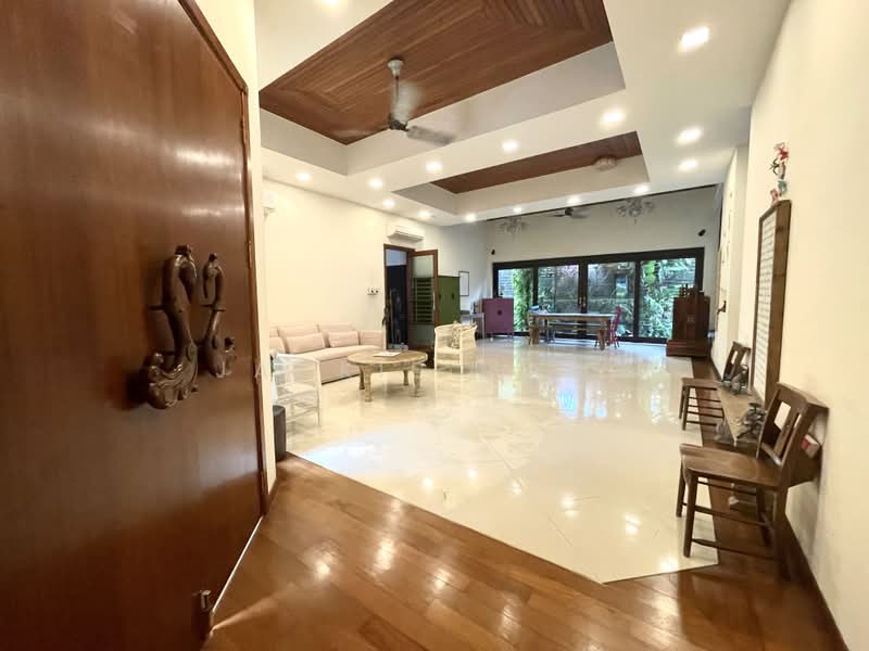 Charming Detached Villa with Pool & Indoor Outdoor Living photo 2