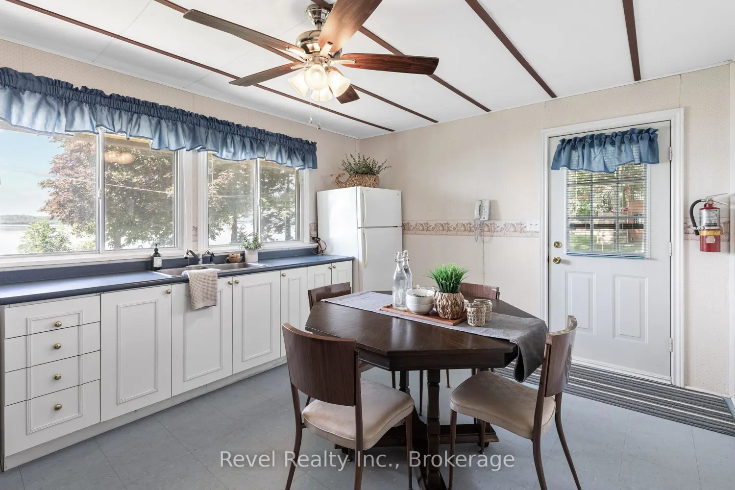 144 Starr Boulevard photo 3