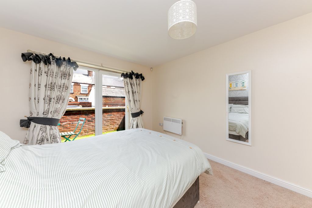 2 bed flat for salePelham Road, Cleethorpes DN35 photo 4