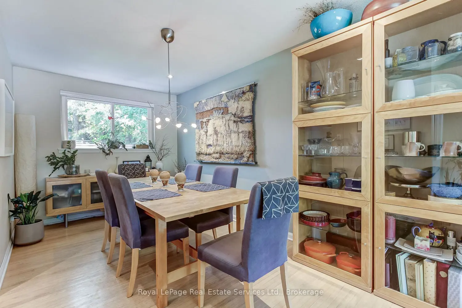 556 Trafford Crescent photo 3