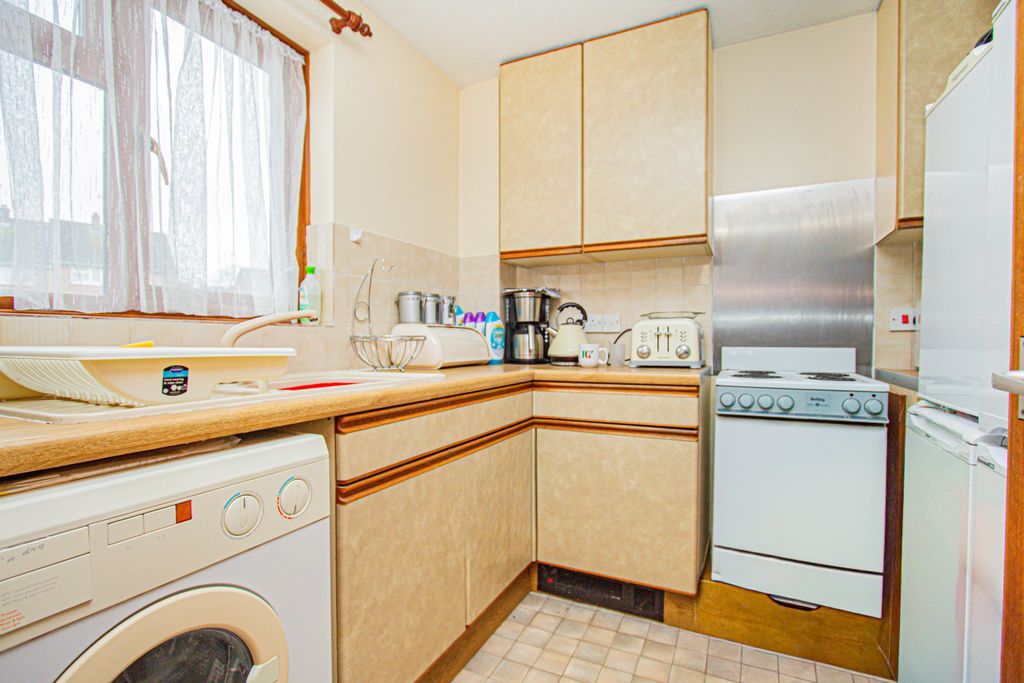 1 bed flat for salePark Road, Irthlingborough NN9 photo 5