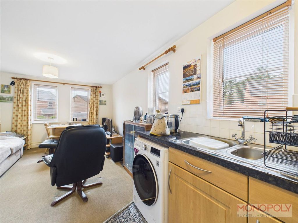 1 bed flat for salePendinas, Wrexham LL11 photo 4