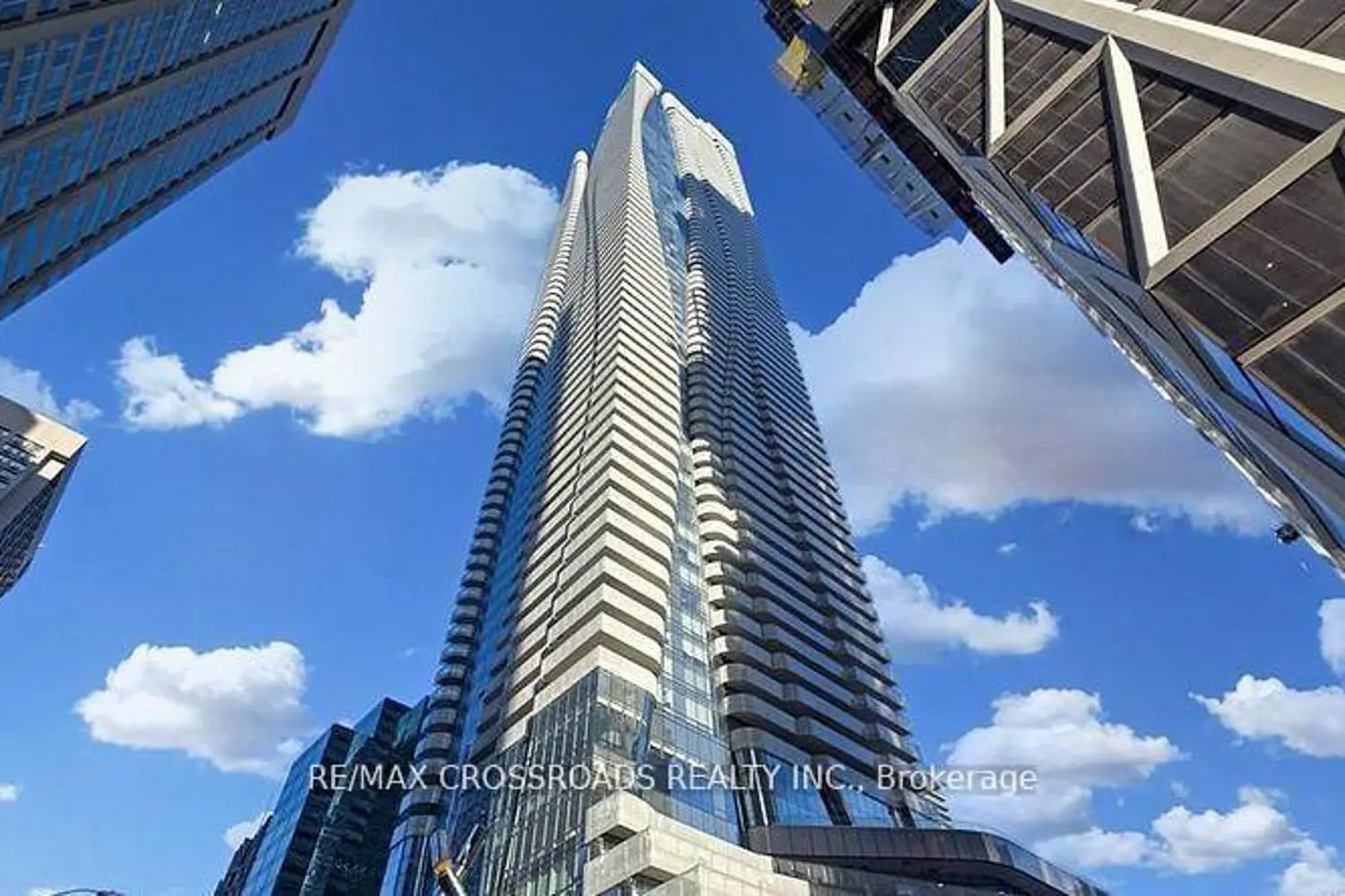 1 Bloor Street 3208 photo 2