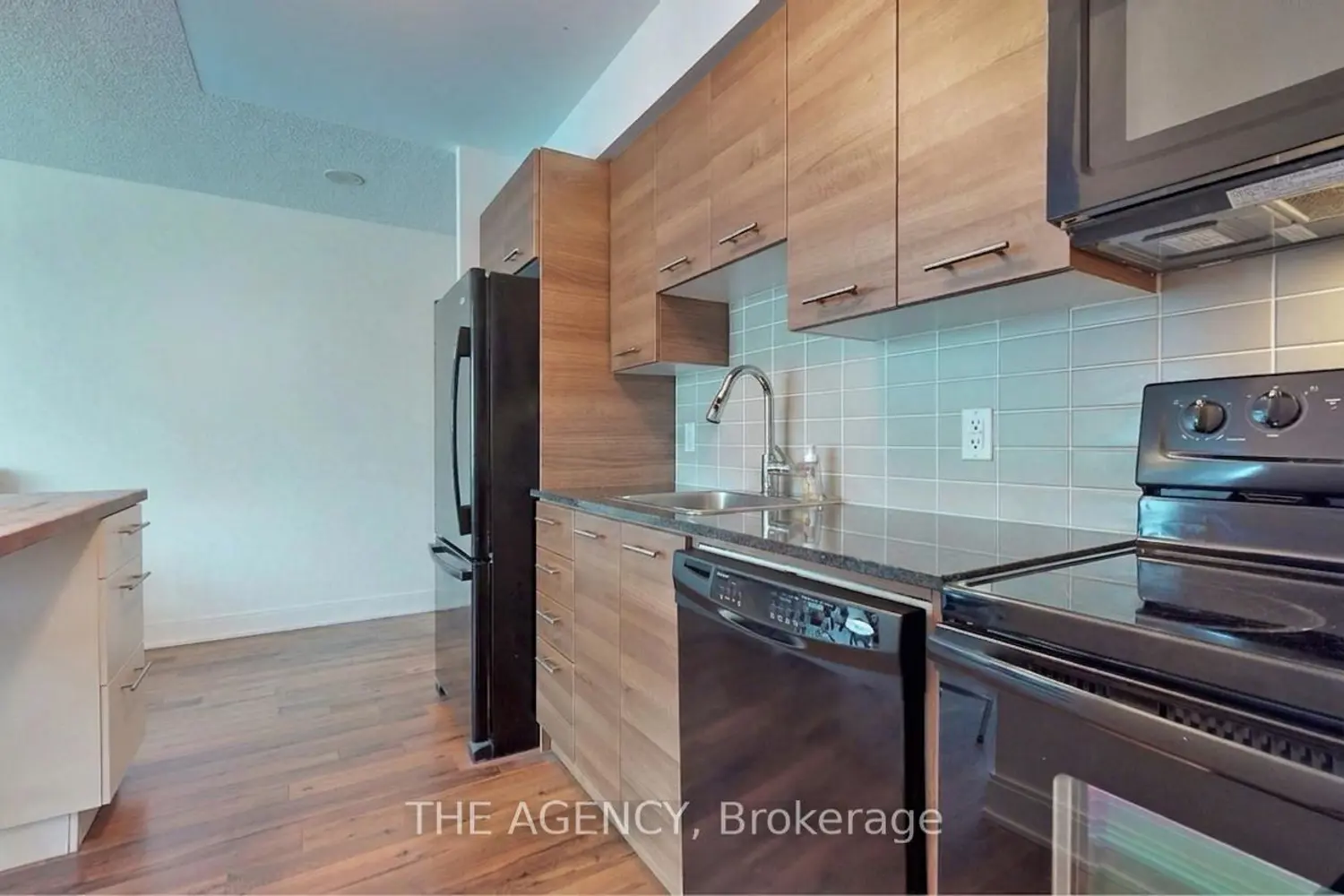 135 Village Green Square 1015 photo 3