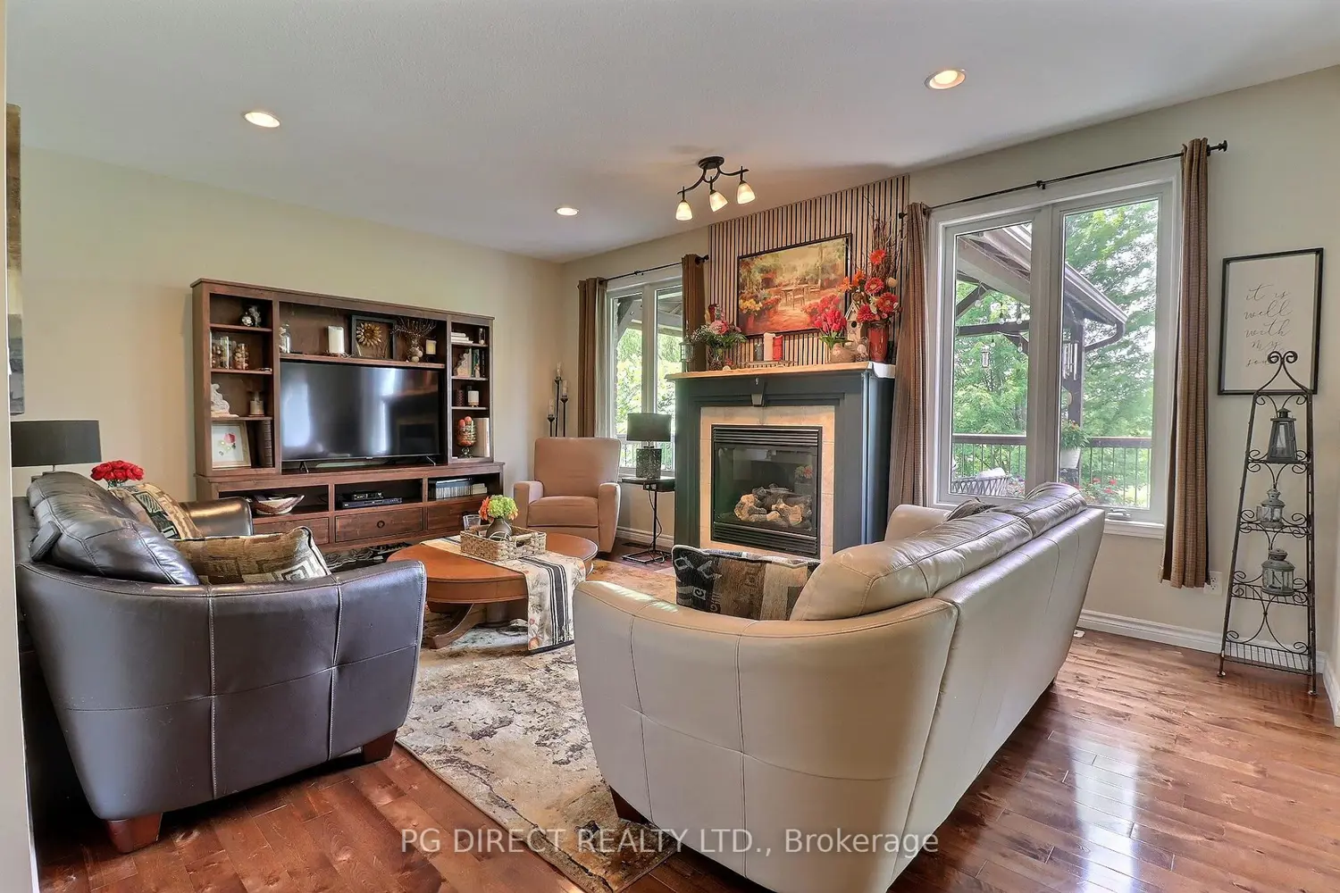 1040 Hanson Crescent photo 3