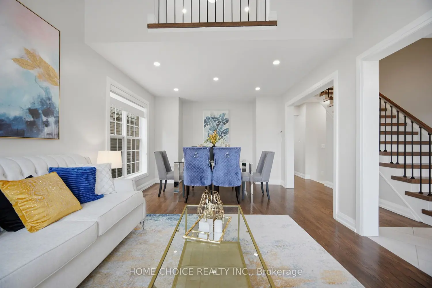 670 Dolby Crescent photo 2