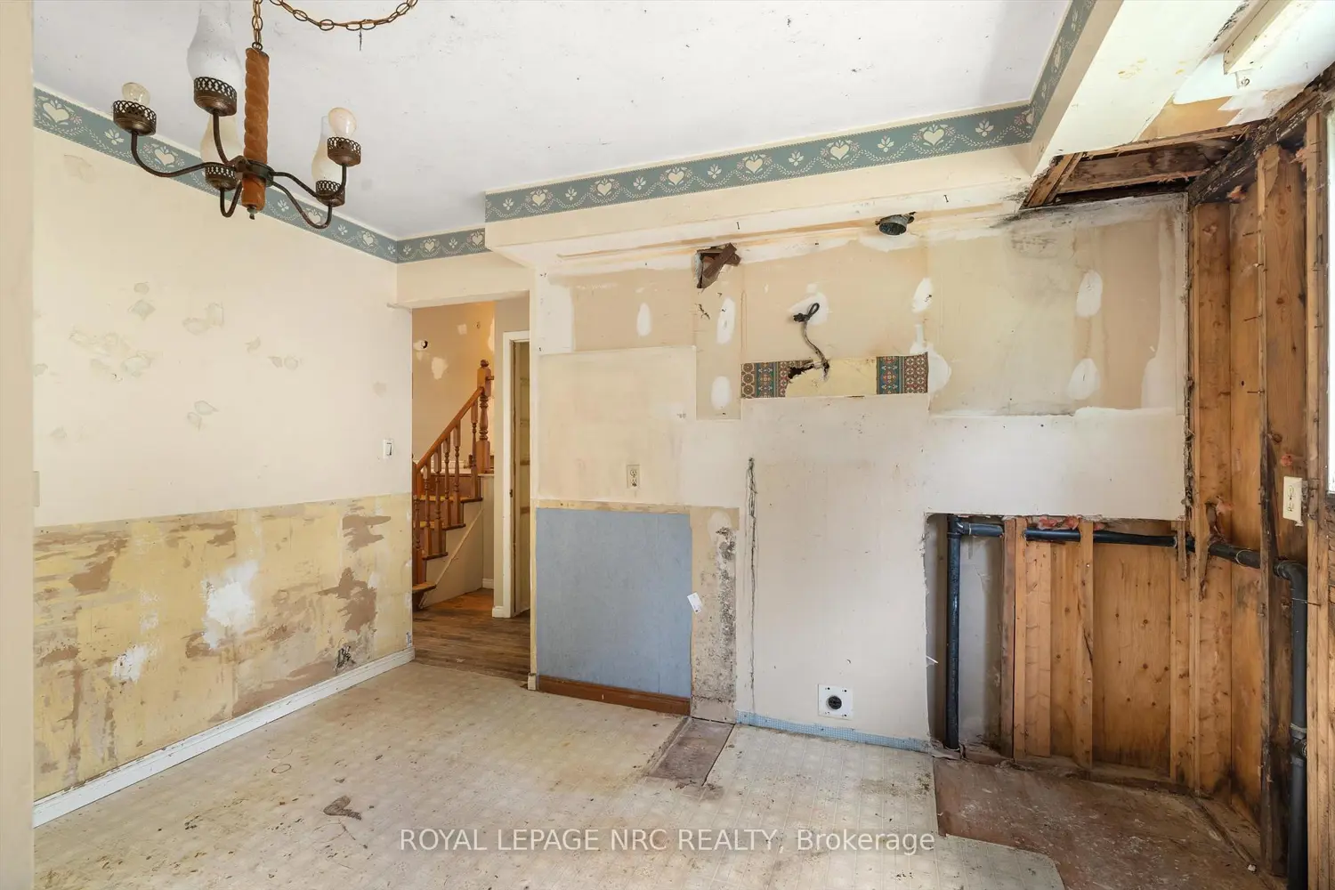 5 Fallingbrook Drive photo 4