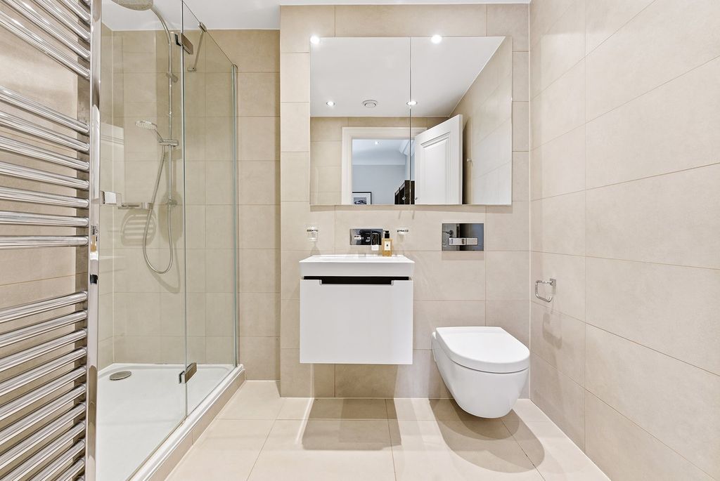 3 bed flat for saleQueen Elizabeth Crescent, Beaconsfield, Buckinghamshire HP9 photo 4