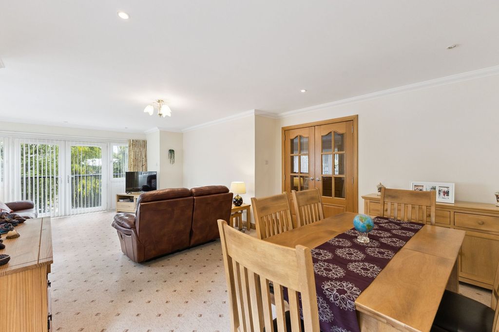 2 bed flat for salePitheavlis Crescent, Oaklands Pitheavlis Crescent PH2 photo 4