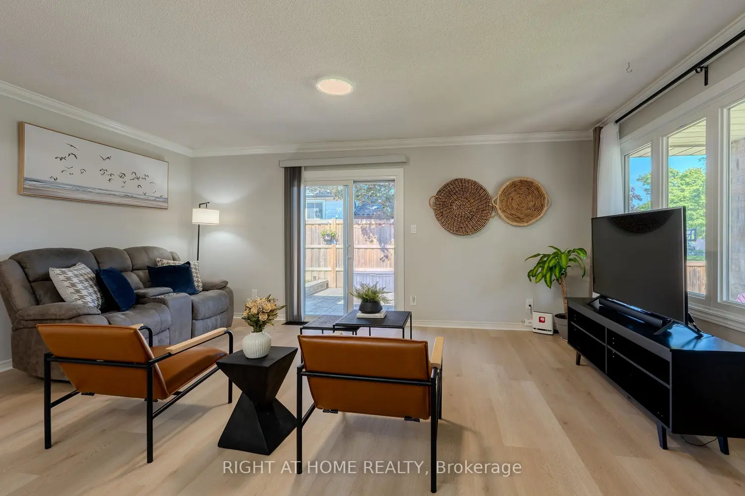 80 Chilton Drive photo 2