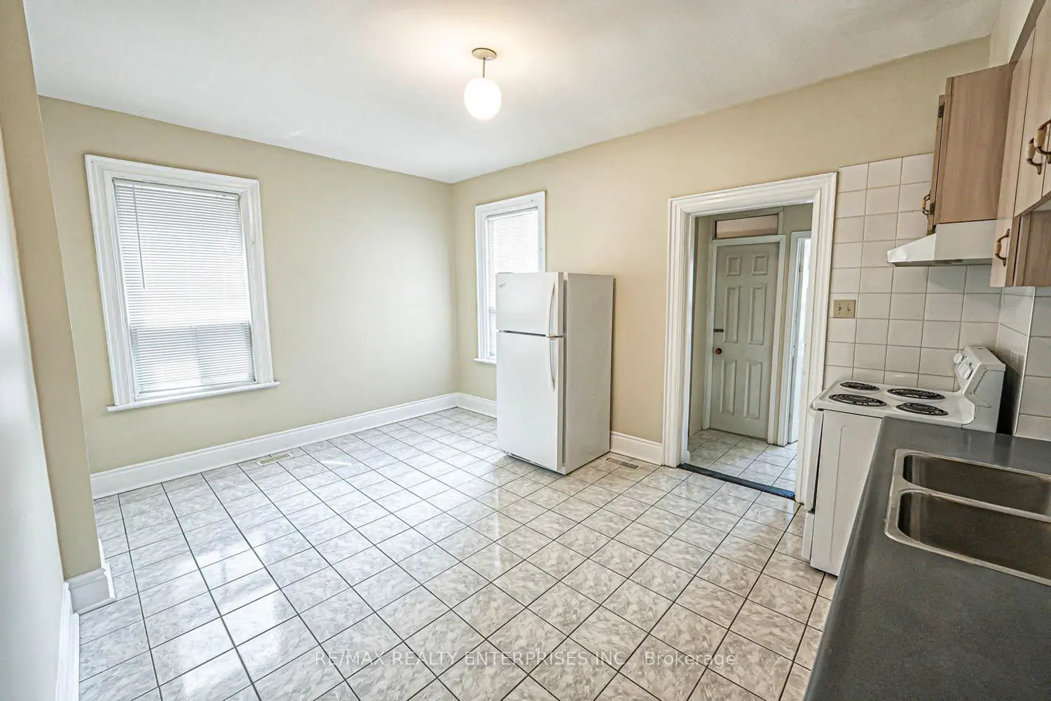 914 Dovercourt Road photo 5