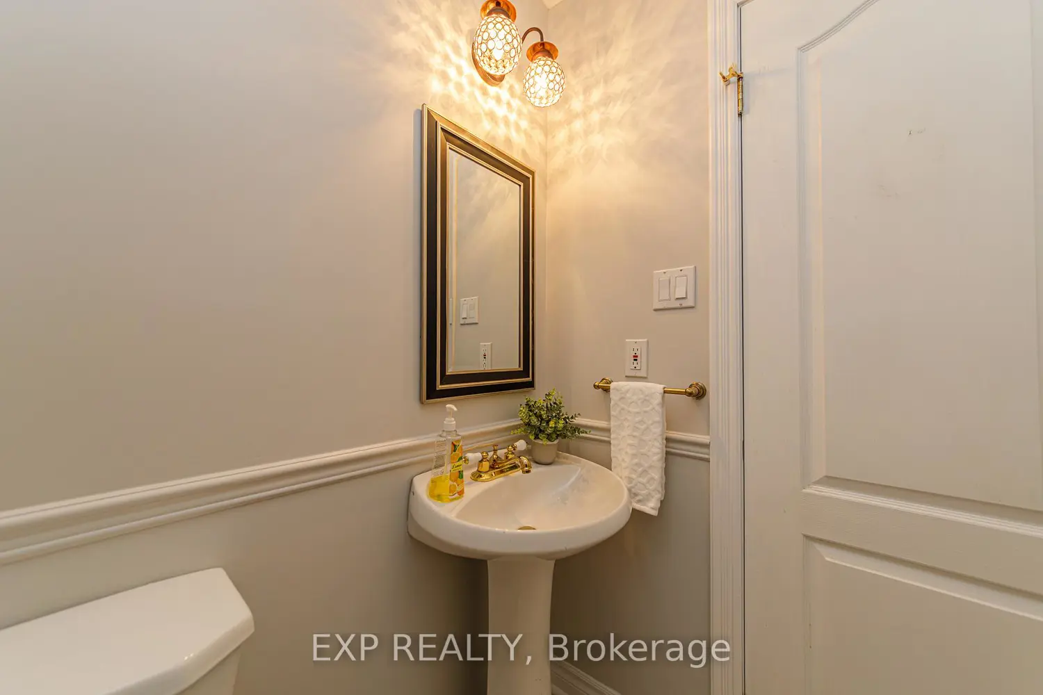 40 Newborough Crescent photo 2