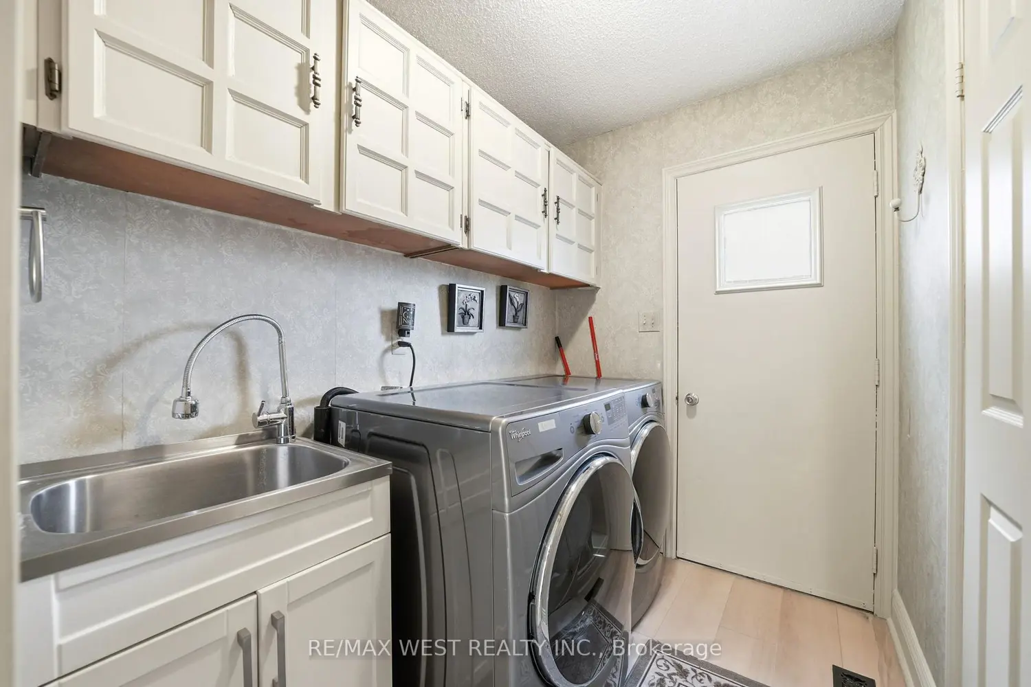 690 Robertson Crescent photo 4