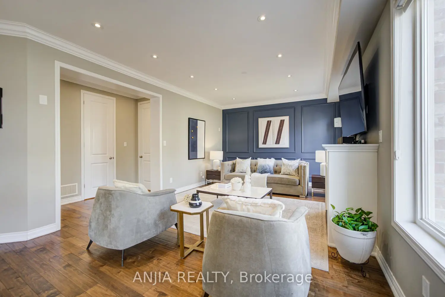 56 Stockell Crescent photo 5
