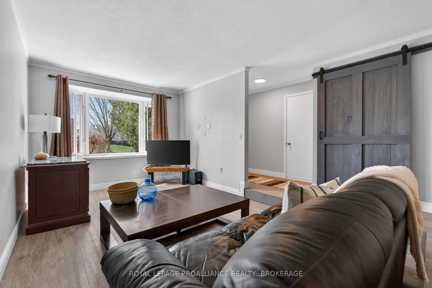 16 Grenadier Drive photo 3
