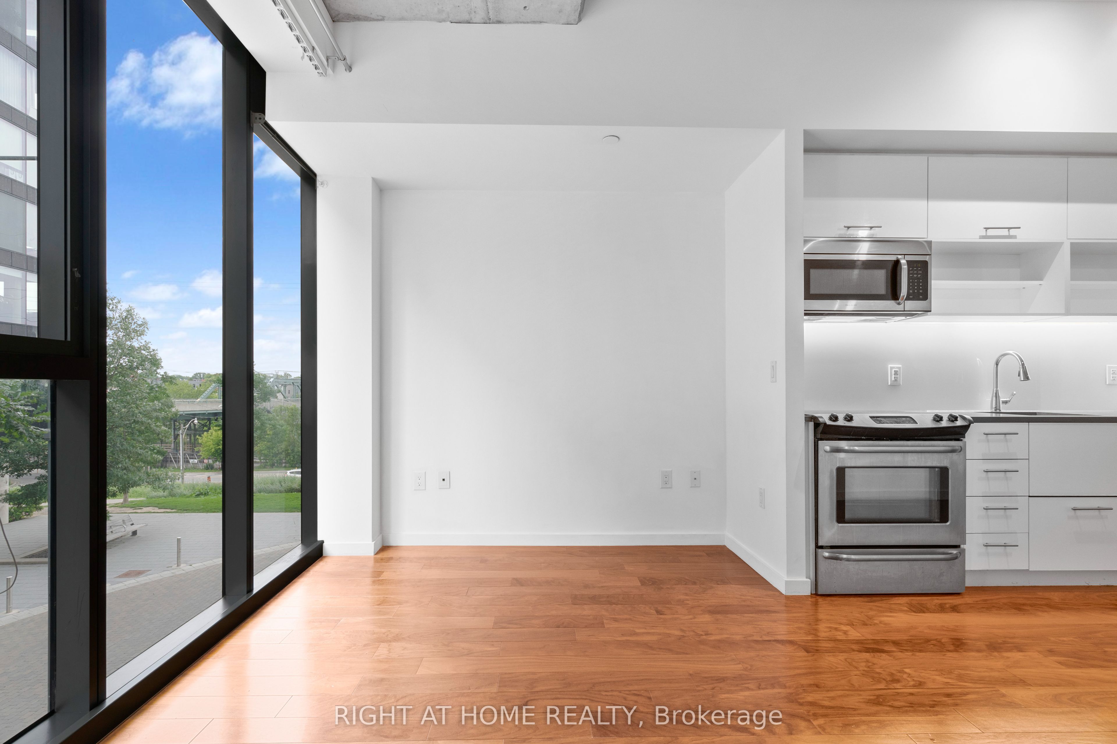 306-32 Trolley Crescent, Toronto, ON, M5A 0E8 photo 2