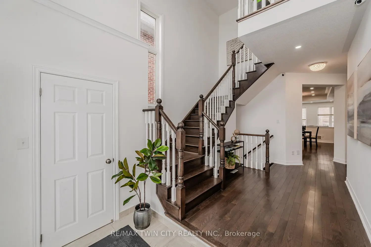 498 Thomas Slee Drive photo 4