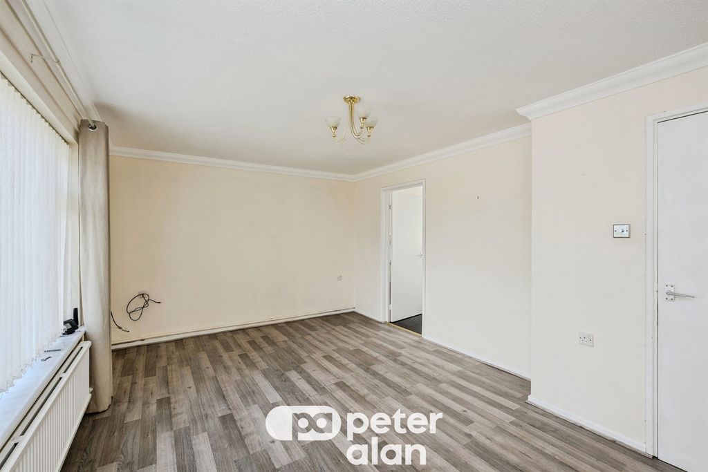 2 bed flat for saleGnoll View, Neath SA11 photo 5